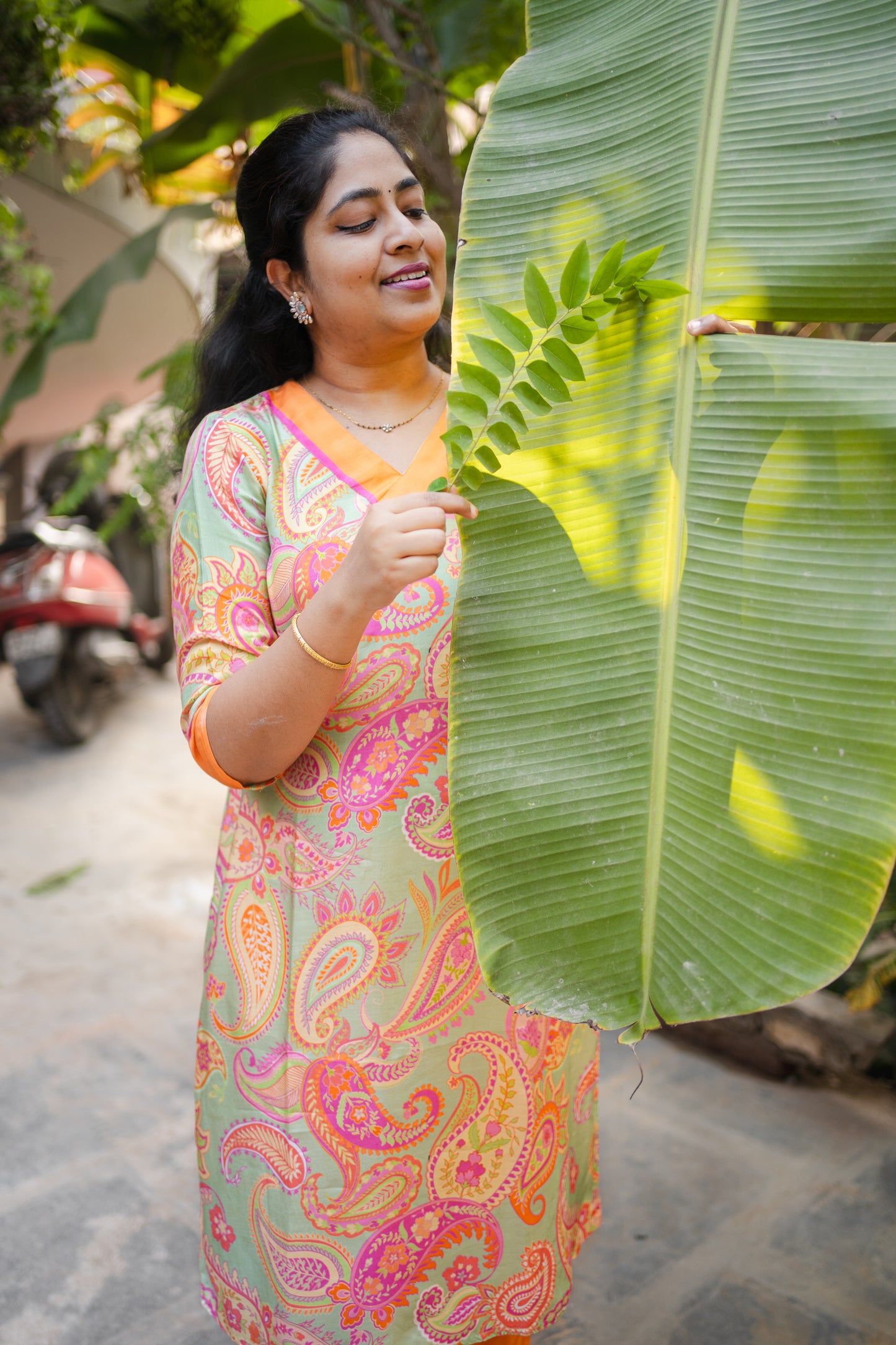Bhavika Devarapalli Sarees, Floral print, Best Designer anarkali and kurta sets, green Designer kurti, top Indian Designer Dress, Indian Occasional & Festival wear saree, Best Designer Kurta Collection, green kurta, georgette dress, paisley printed kurta